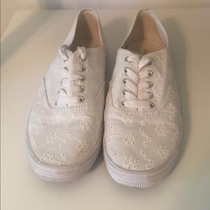 White American Eagle tennis shoes